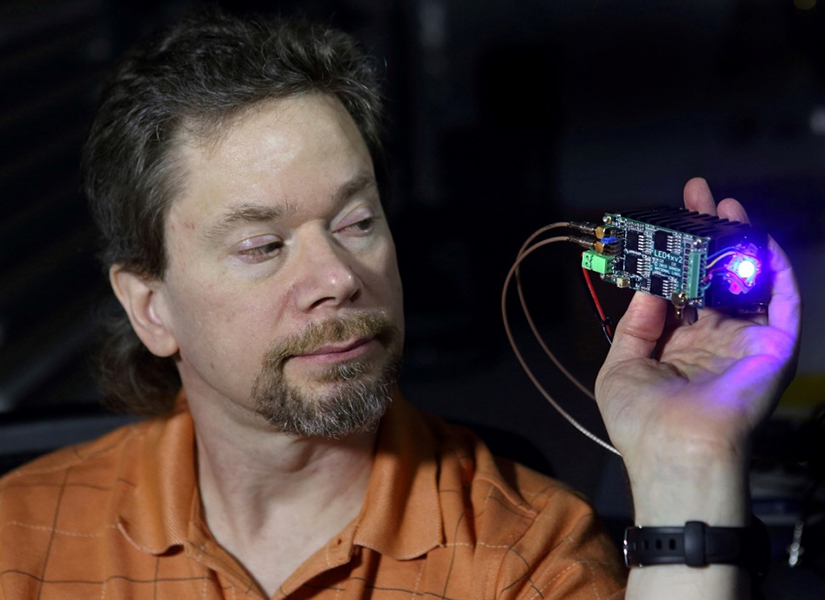 Sandia engineer Chris Carlen demonstrates the LED Pulser, which promises more cost-effective lighting for science, engineering, and R&D applications. (Photo by Dino Vournas)