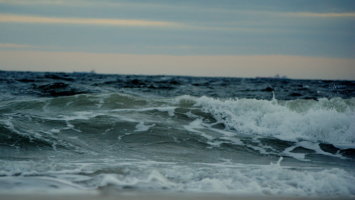 Waves crashings against the beach