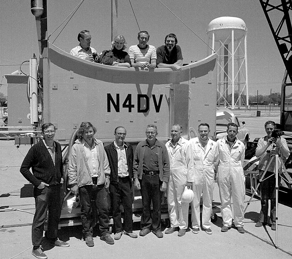 Scientists in and in front of the Da Vinci II balloon